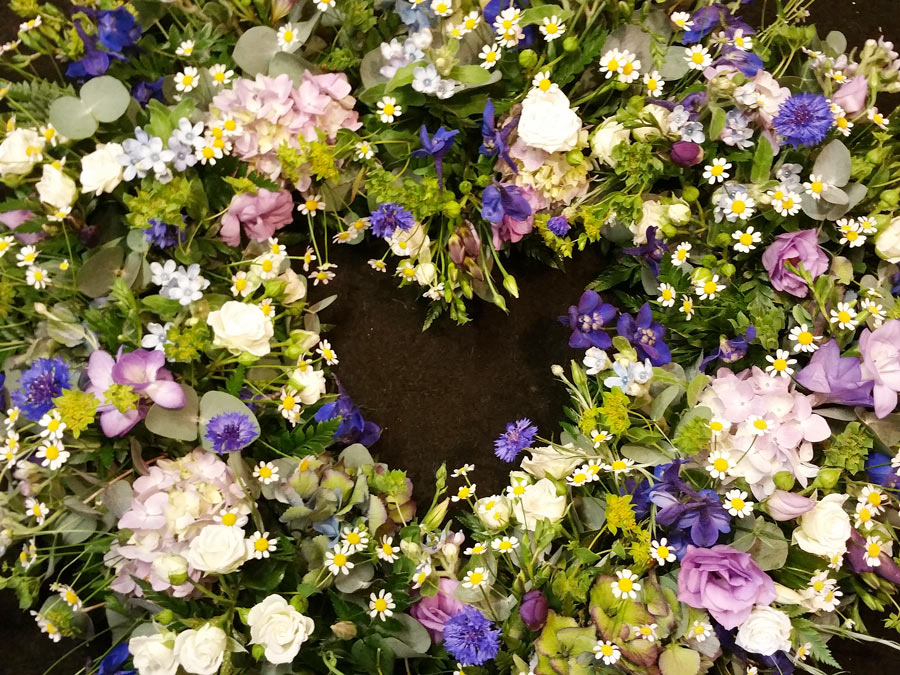23-inch-open-heart-funeral-tribute-in-loose-flower-detail