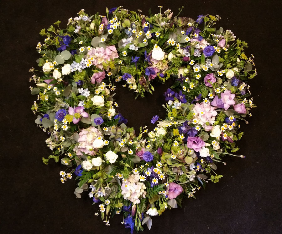23 inch loose flower open heart wreath funeral tributeer